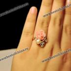 Великолепное, нежное кольцо украшенное розовым цветком и искусственным жемчугом.