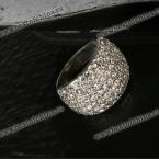 Великолепное, стильное кольцо украшенное камнями.