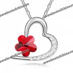 Прекрасное ожерелье и восхитительный кулон в виде сердечка с красным камнем.