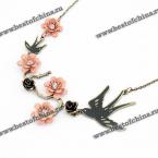 Элегантное ожерелье украшенное прекрасными розовыми цветами и птицами.