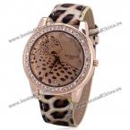 Женские часы украшенные круглым циферблатом с кристаллами и изображением леопарда, двенадцатью маленькими точками, указывающими время и кожаным ремешком.(Цвет - бежевый)