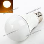 Экономичная светодиодная лампа E27 220V 5630 SMD LED, излучающая тёплый белый свет.